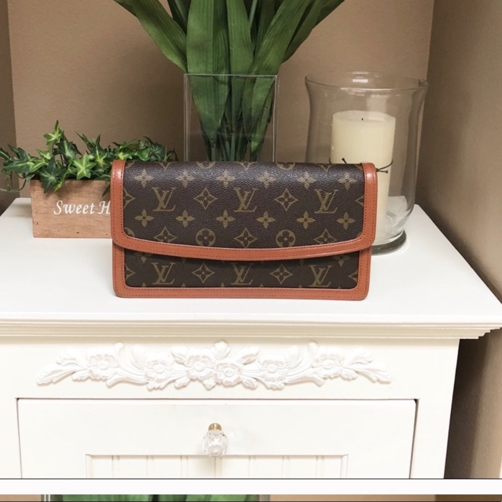 Auth Louis Vuitton LV clutch